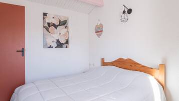 2 bedrooms, iron/ironing board, WiFi