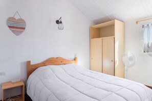2 bedrooms, iron/ironing board, WiFi