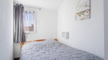 2 bedrooms, iron/ironing board, WiFi