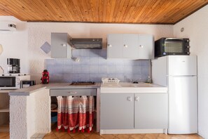 Een koelkast, een magnetron, een oven, een kookplaat