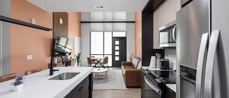 Kühlschrank, Mikrowelle, Ofen, Herdplatte