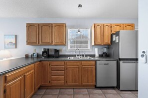 Kjøleskap, mikrobølgeovn, ovn og kokeplater