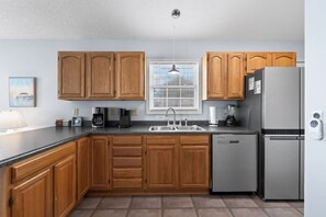 Cafetera y tetera, refrigerador, microondas y horno 