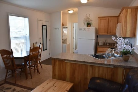 Fridge, microwave, oven, stovetop. Cozy Home by Yellowstone River Confluence.