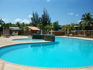 Outdoor pool - Cozy Beach Condo in Rio Grande with 2 Pools / Basketball Courts / Tennis / Golf (Río Grande)