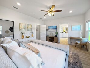 4 bedrooms, iron/ironing board, Internet, bed sheets