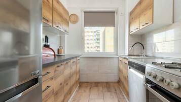 Réfrigérateur, micro-ondes, plaque de cuisson, lave-vaisselle