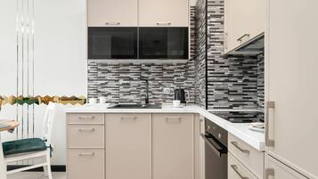 Fridge, oven, stovetop, dishwasher