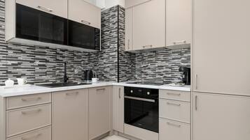 Fridge, oven, stovetop, dishwasher