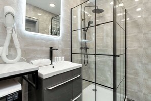 Douche, séchoir à cheveux, serviettes fournies