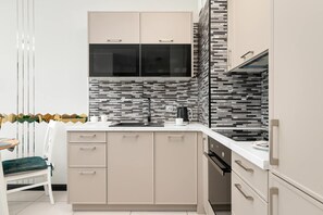 Fridge, oven, stovetop, dishwasher