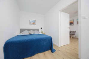 1 chambre, bureau, fer et planche à repasser, lit de bébé portatif