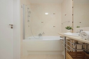 Bruser, hårtørrer, håndklæder