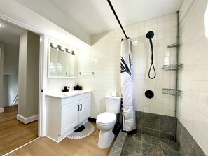 Regadera, toallas, papel de baño 