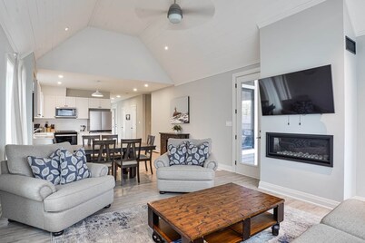 COZY AND BRIGHT 5 BR LAKE ROSSEAU COTTAGE W/ GREAT VIEWS, POOL AND BEACH ACCESS!