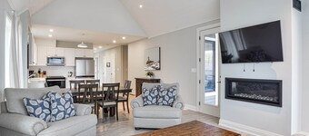 COZY AND BRIGHT 5 BR LAKE ROSSEAU COTTAGE W/ GREAT VIEWS, POOL AND BEACH ACCESS!