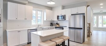 COZY AND BRIGHT 5 BR LAKE ROSSEAU COTTAGE W/ GREAT VIEWS, POOL AND BEACH ACCESS!