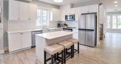 COZY AND BRIGHT 5 BR LAKE ROSSEAU COTTAGE W/ GREAT VIEWS, POOL AND BEACH ACCESS!