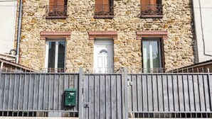 A stone building with a wooden gate, a door, and three windows with shutters. - Comfortable studio near Paris-Orly airport (Villeneuve-le-Roi)
