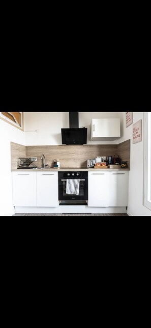 Een koelkast, een microgolfoven, een oven, een kookplaat