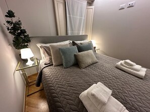2 chambres, coffres-forts dans les chambres, fer et planche à repasser