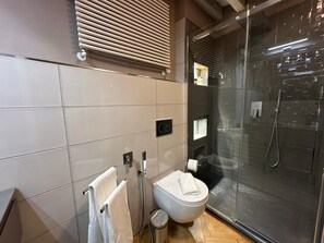 Hårtørrer, håndklæder, Sæbe, Toiletpapir