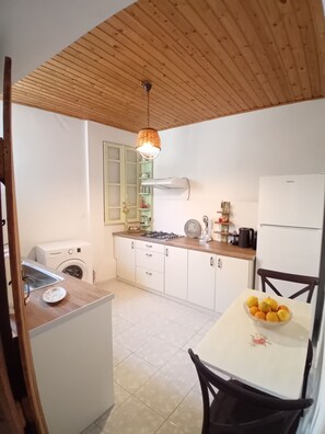 Kühlschrank, Ofen, Herdplatte, Wasserkocher mit Kaffee-/Teezubehör