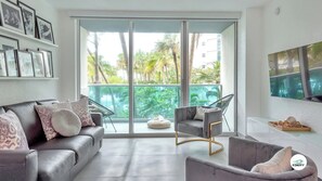 Căn hộ có thiết kế đặc sắc, ban công, quang cảnh vườn | Khu phòng khách