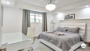 Căn hộ có thiết kế đặc sắc, ban công, quang cảnh vườn | Khu vực làm việc phù hợp cho laptop, bàn ủi/dụng cụ ủi quần áo 