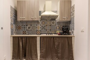 Fridge, stovetop, coffee/tea maker, cookware/dishes/utensils - House at the Marina 2 (Trapani)