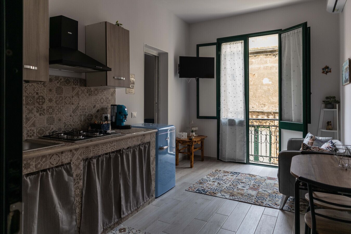 Kühlschrank, Herdplatte, Wasserkocher mit Kaffee-/Teezubehör