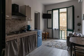 Refrigerador, parrilla de estufa y cafetera y tetera 