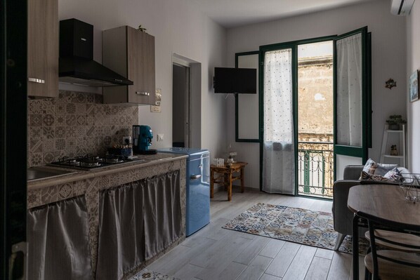 Fridge, stovetop, coffee/tea maker, cookware/dishes/utensils - House at the Marina 2 (Trapani)