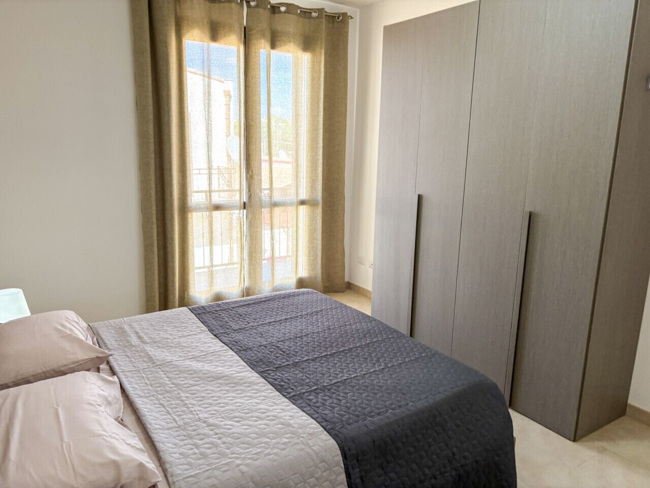 2 bedrooms, desk, WiFi, bed sheets