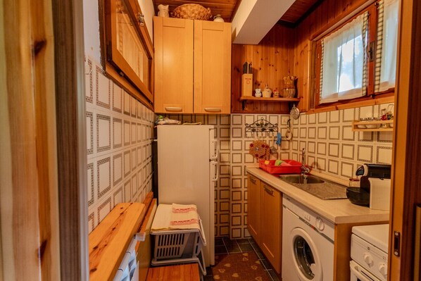 Fridge, oven, stovetop, coffee/tea maker