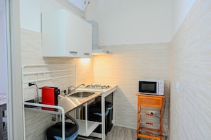 Kühlschrank, Mikrowelle, Herdplatte