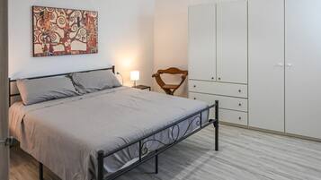 1 bedroom, desk, WiFi, bed sheets