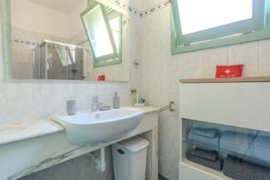 Hårføner og håndklær