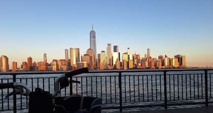 Unforgettable Waterfront Escape – Vintage Yacht Stay - Manhattan Skyline Views