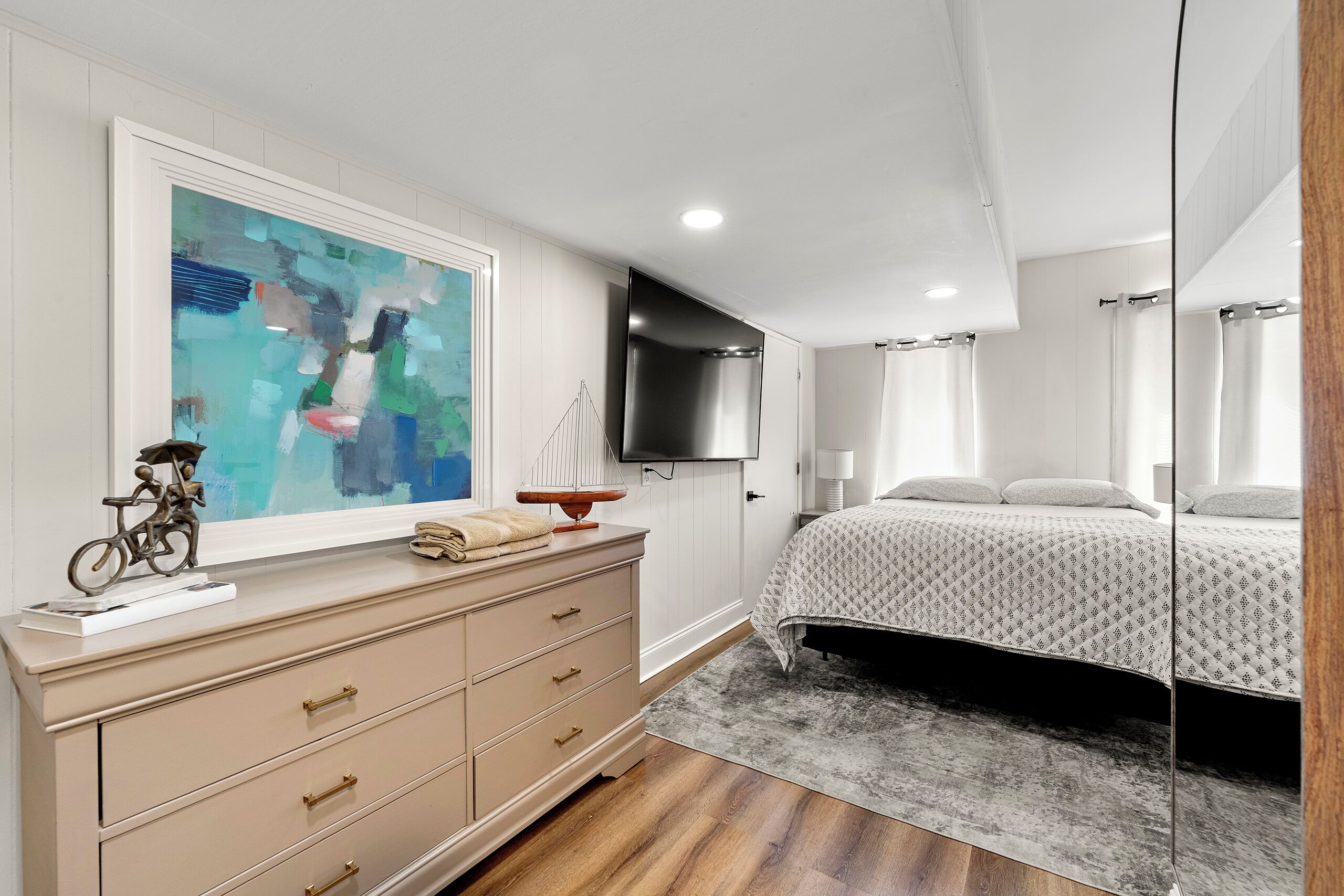 4 bedrooms, iron/ironing board, WiFi, bed sheets