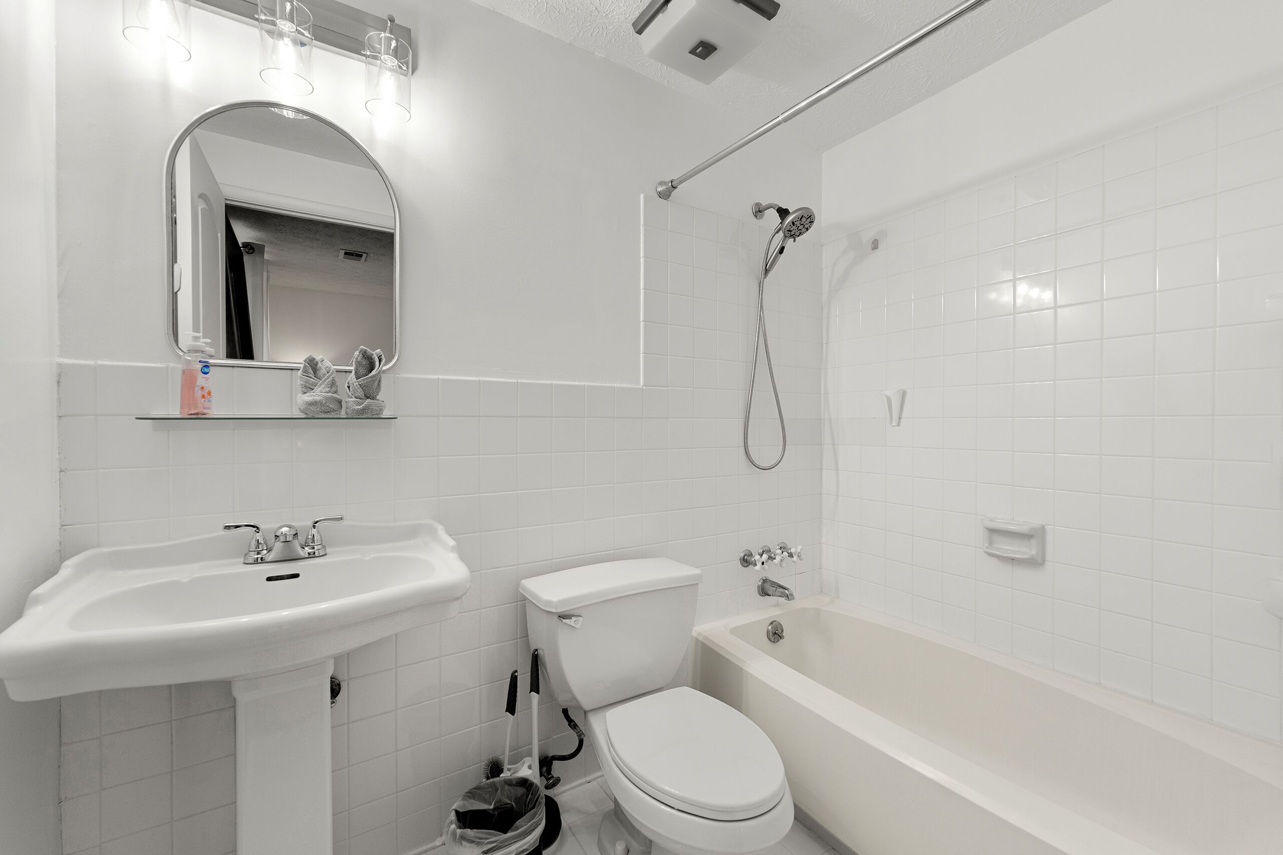 Ein Badezimmer mit Waschbecken, Toilette und Badewanne.