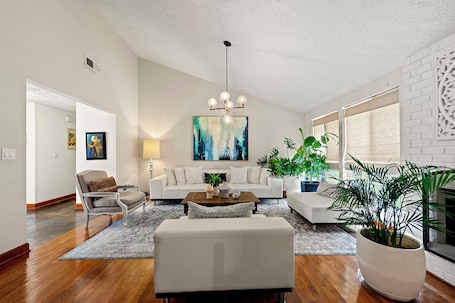 TV. 4BD 3Bath Modern City Escape