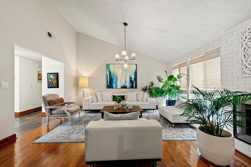 4BD 3Bath Modern City Escape