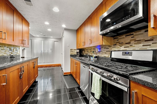 4BD 3Bath Modern City Escape