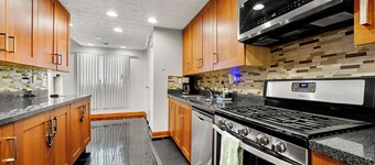 4BD 3Bath Modern City Escape