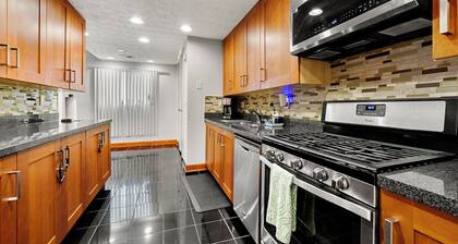 4BD 3Bath Modern City Escape