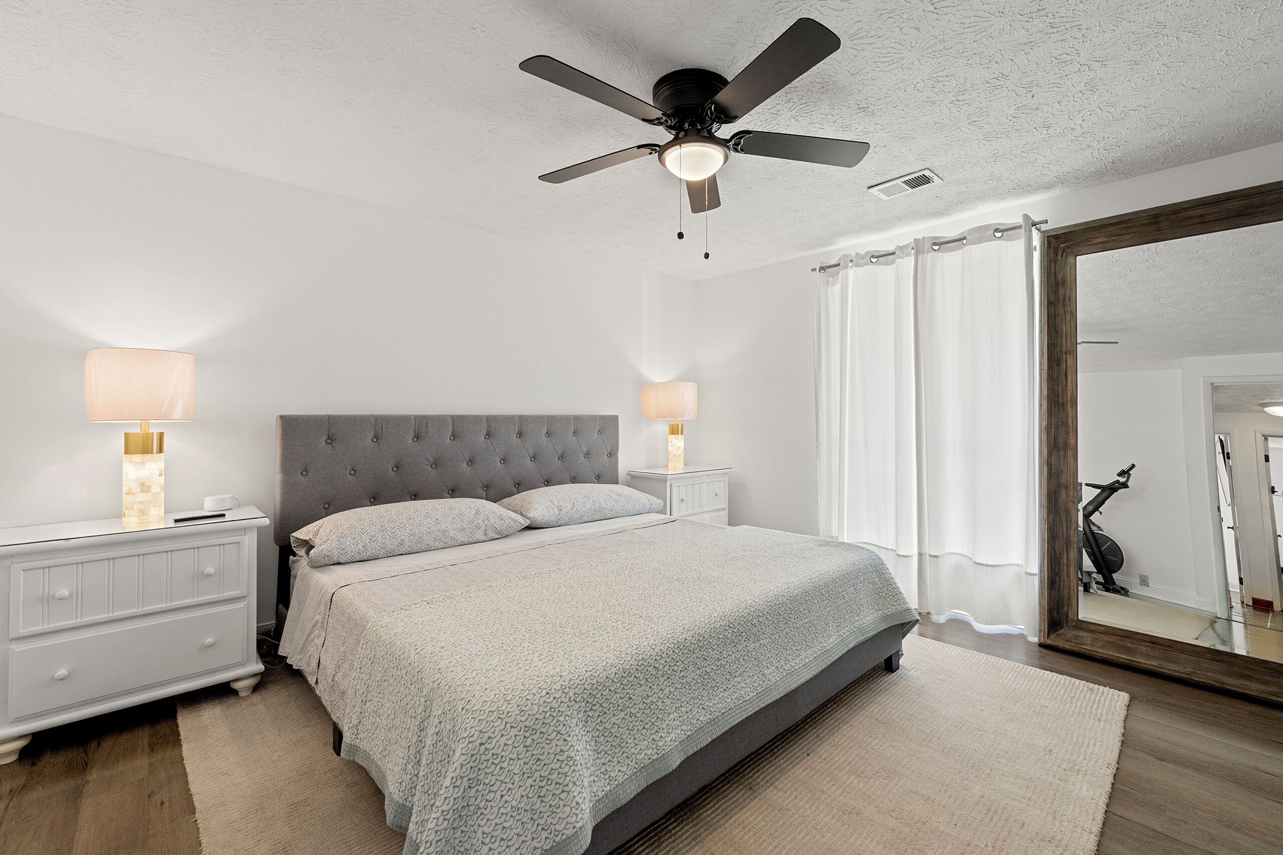 4 habitaciones, tabla de planchar con plancha, wifi y ropa de cama 