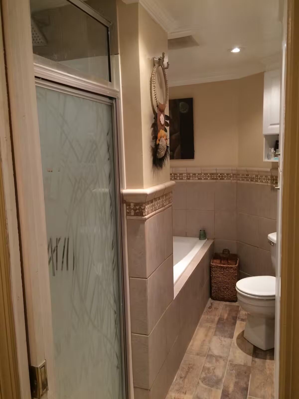 Secadora de cabello, toallas, jabón, papel de baño 