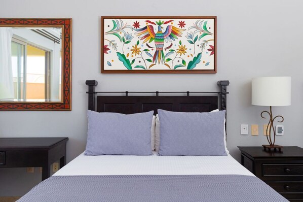 Tabla de planchar con plancha y ropa de cama