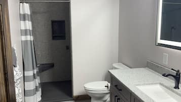 Dusj, hårføner, håndklær og såpe